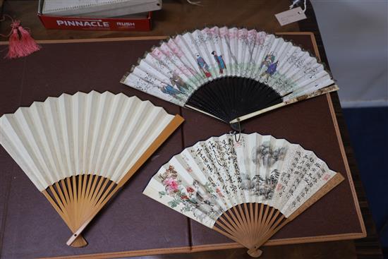 Three Chinese fans and two Japanese fans with bone guards, 19th/20th century 20 - 30.5cm (5)